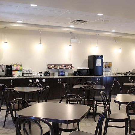 Prairie Moon Inn & Suites Macklin Экстерьер фото