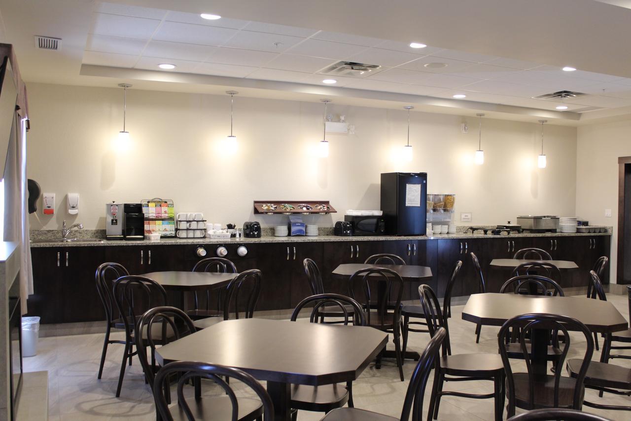 Prairie Moon Inn & Suites Macklin Экстерьер фото