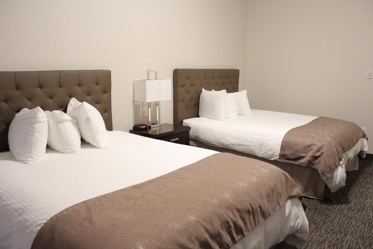 Prairie Moon Inn & Suites Macklin Экстерьер фото