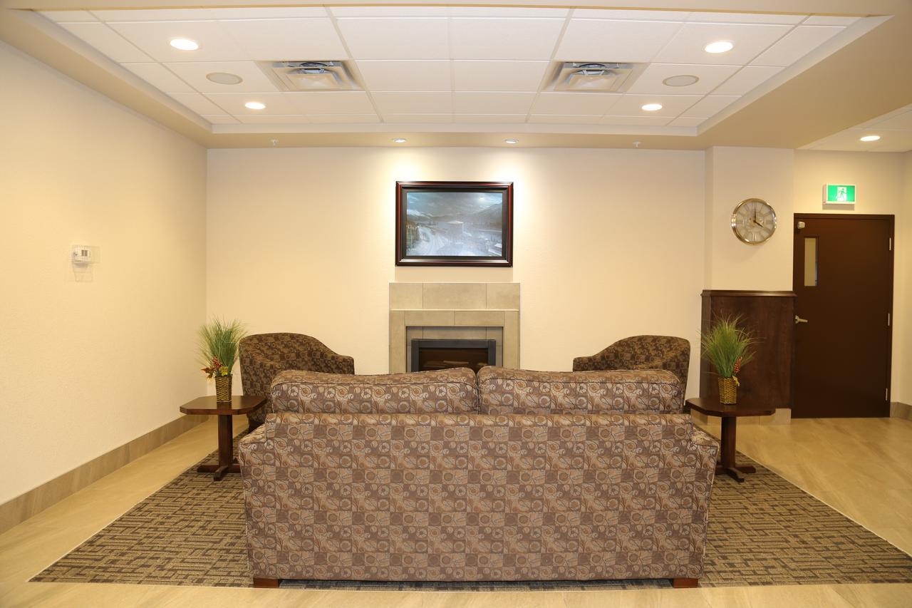 Prairie Moon Inn & Suites Macklin Экстерьер фото