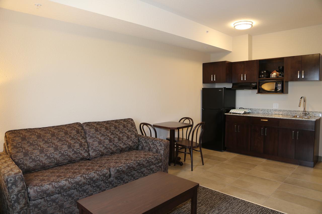 Prairie Moon Inn & Suites Macklin Экстерьер фото