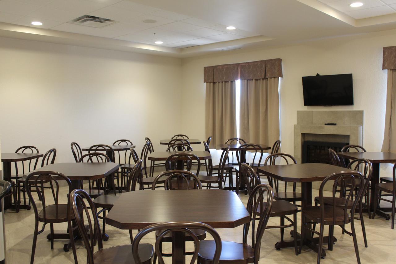 Prairie Moon Inn & Suites Macklin Экстерьер фото