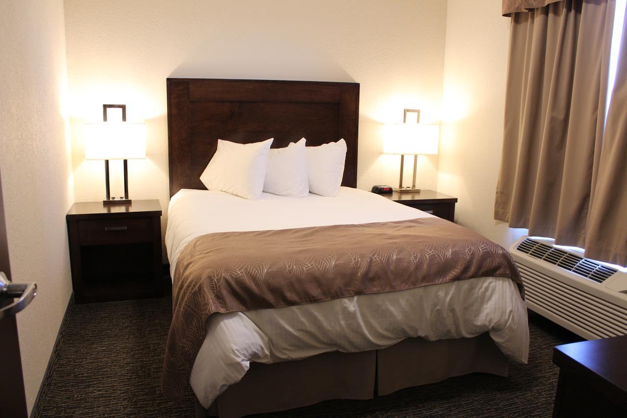 Prairie Moon Inn & Suites Macklin Экстерьер фото