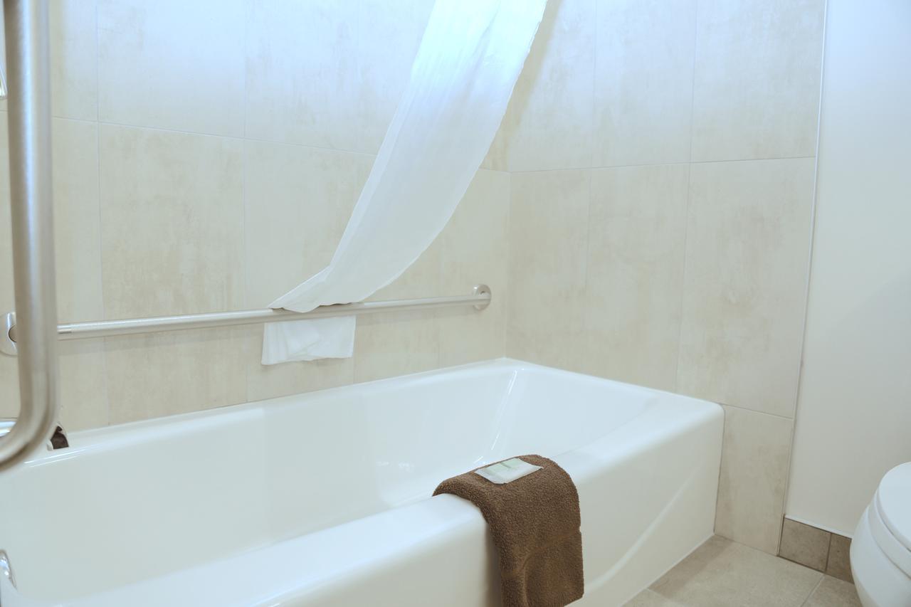 Prairie Moon Inn & Suites Macklin Экстерьер фото
