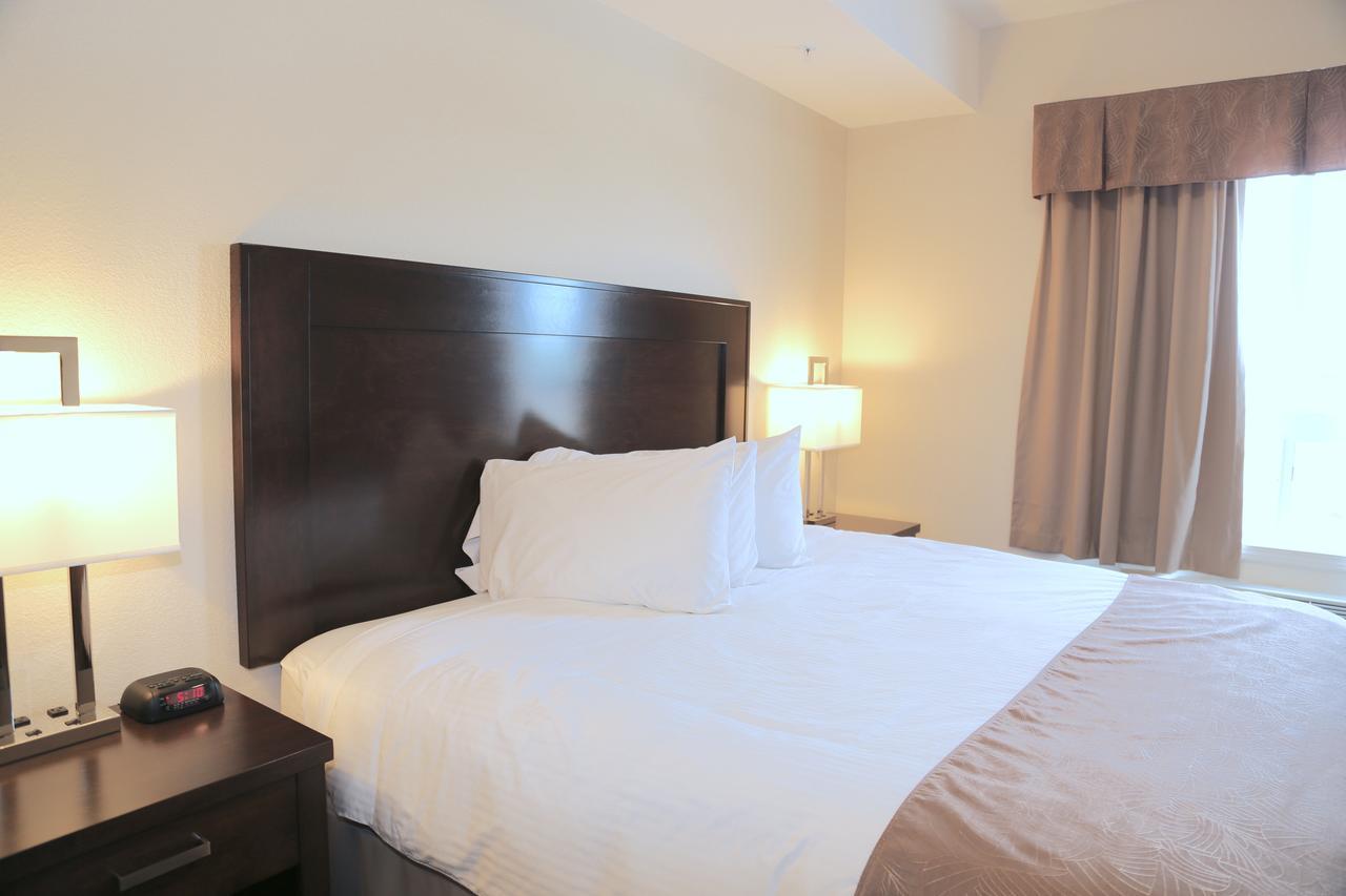 Prairie Moon Inn & Suites Macklin Экстерьер фото
